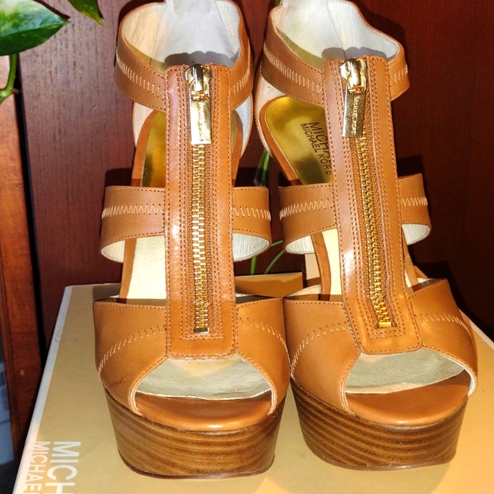 MK Platform High Heels Silhouette